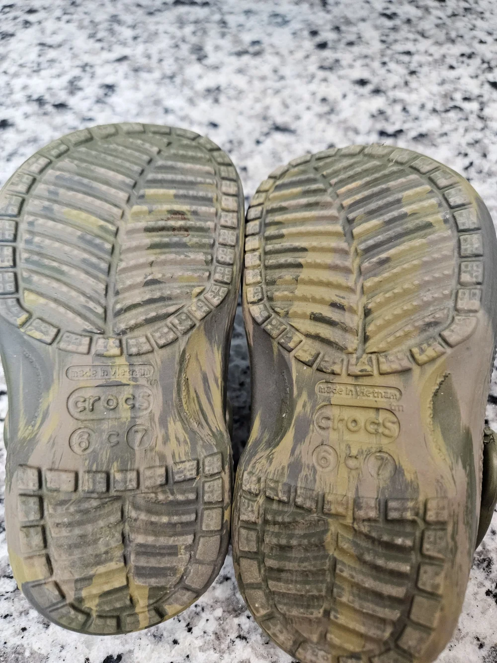 CROCS Kids Camouflage Green Fleece-Lined Clogs Size 7